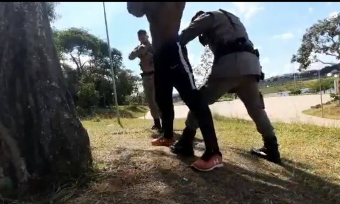 Policial militar aponta arma para o youtuber Filipe Ferreira durante abordagem Foto: Reprodução