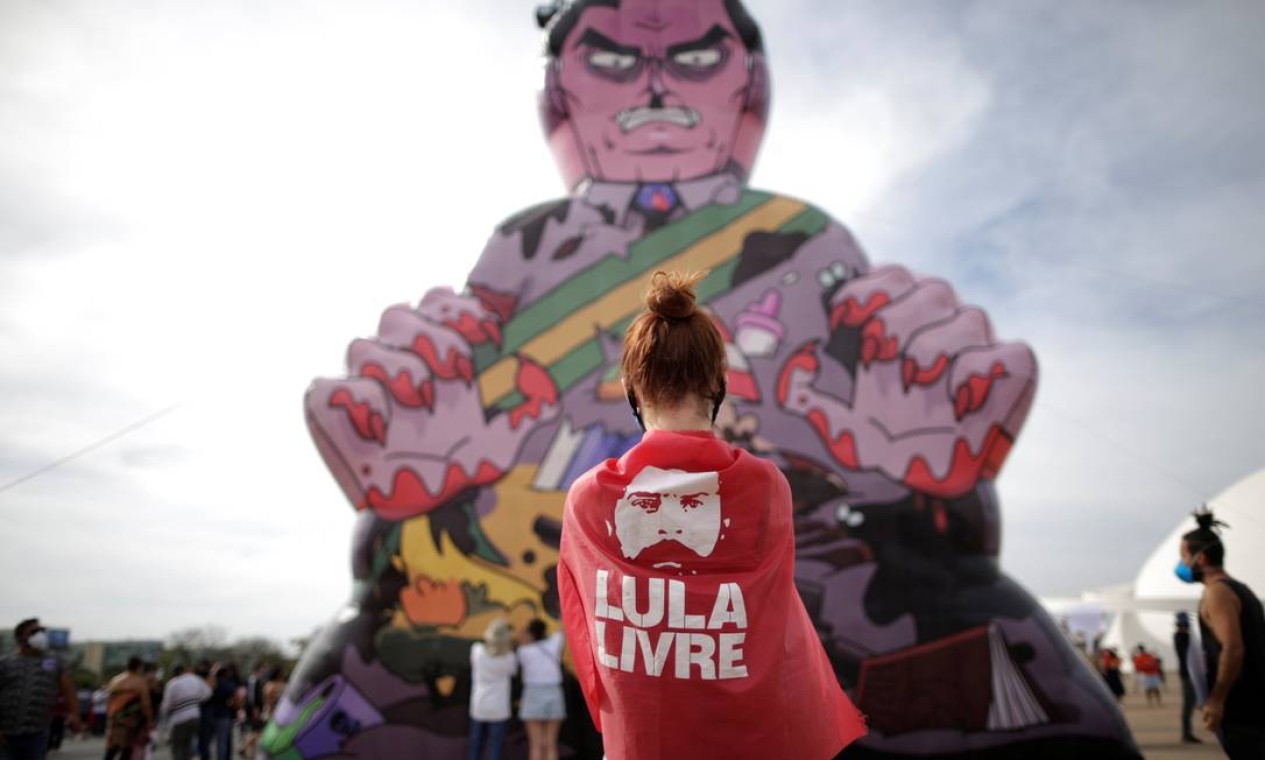 Em Brasília, um boneco do presidente foi inflado durante o protesto Foto: Ueslei Marcelino / Reuters