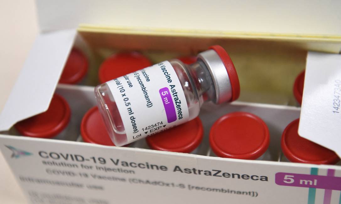Foto de arquivo mostra caixa contendo frascos da vacina de Oxford/AstraZeneca contra a Covid-19 Foto: ALAIN JOCARD / AFP