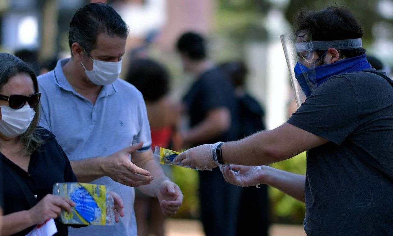 Manifestantes distribuíram máscaras durante o ato na capital mineira Foto: DOUGLAS MAGNO / AFP