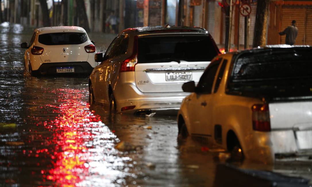 Rua alagada no Rio neste domingo, dia 30 Foto: Roberto Moreyra / Agência O Globo