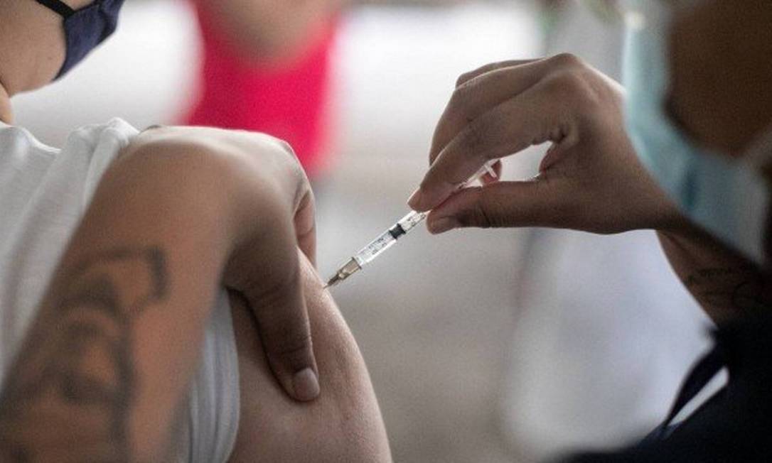 Prefeitura pretende aplicar a primeira dose da vacina contra a Covid-19 em todos os cariocas acima de 18 anos até outubro Foto: Brenno Carvalho / Agência O Globo