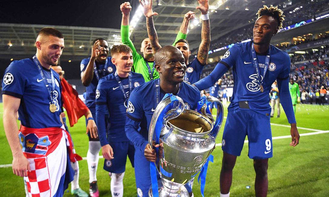 Kanté comemora com a taça da Champions Foto: DAVID RAMOS / AFP