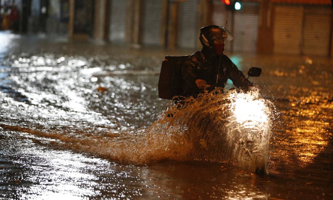 Chuva forte deixou ruas alagadas neste domingo, dia 30 Foto: Roberto Moreyra / Agência O Globo