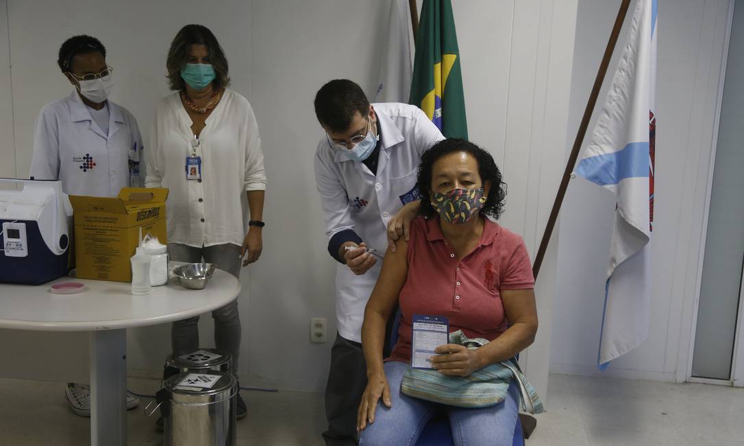 Daniel Soranz aplica a vacina em Antônia Nascimento Foto: Fabiano Rocha / Agência O Globo