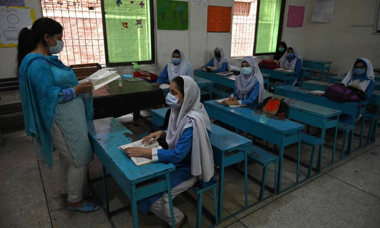 Alunos assistem às aulas em uma escola em Lahore, quando o governo reabriu institutos educacionais do 9º ao 12º ano após permanecerem fechados por causa da pandemia Foto: ARIF ALI / AFP