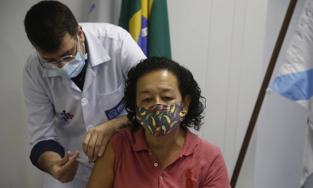 Na foto, o secretário de Saúde Daniel Soranz aplica a vacina em Antônia Nascimento da Silva, a primeira a se vacinar pelo critério de idade Foto: Fabiano Rocha / Agência O Globo