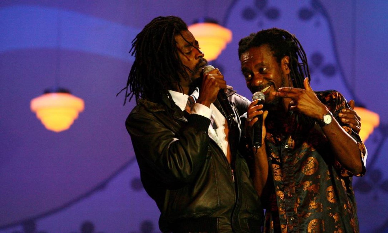 Seu Jorge e Luiz Melodia cantam juntos durante show em 2007 Foto: Mônica Imbuzeiro / Agência O Globo