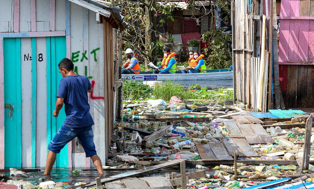 Cheia histórica do Rio Negro devolveu toneladas de lixo para o Igarapé do 40, em Manaus Foto: Emanuel Pires / Tiago Corrêa/UGPE