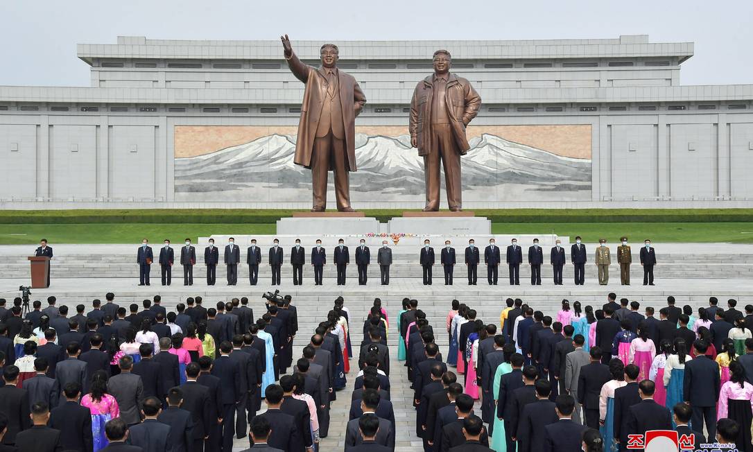 Norte-coreanos participam de cerimônia no Colina Mansu, diante das estátuas de Kim Il-sung (E) e Kim Jong-un (D), em Pyongyang, no dia 30 de maio Foto: KCNA / via REUTERS