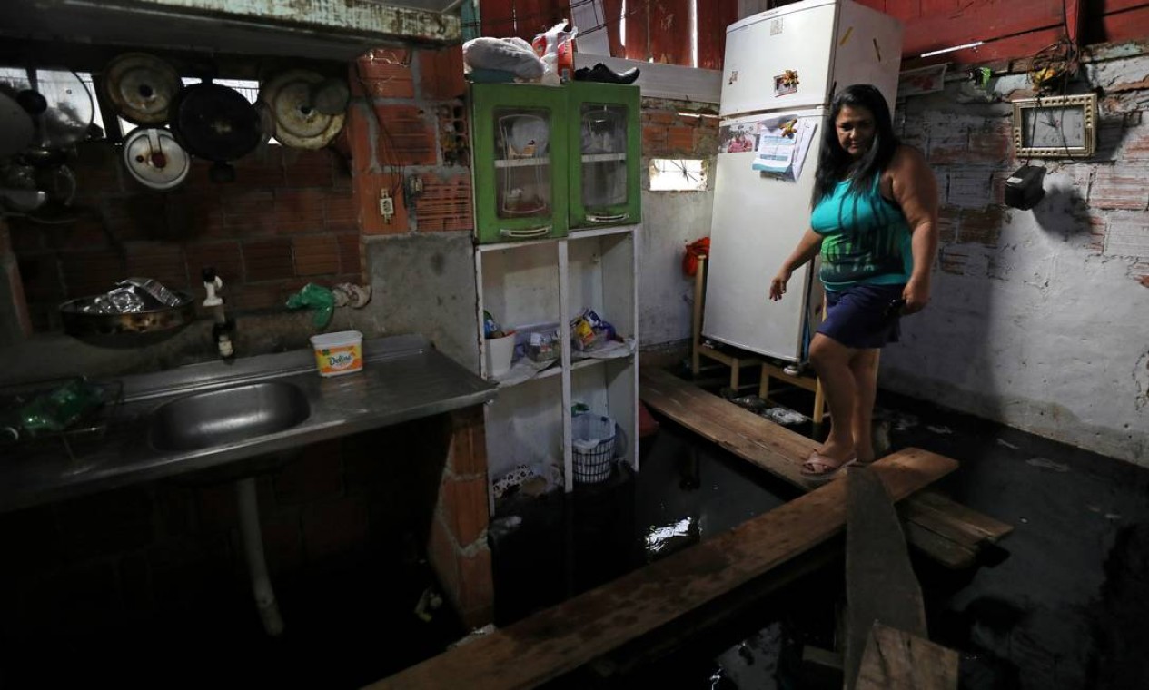 Moradora do bairro São Jorge mostra sua casa que foi inundada pela águas do Rio Negro, em Manaus. Em todo o estado do Amazonas, 58 dos 62 municípios já foram afetados pela cheia Foto: BRUNO KELLY / REUTERS