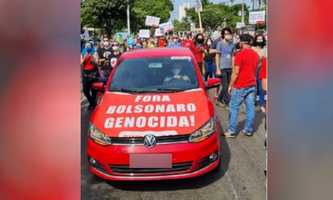 Professor é preso após se negar a retirar adesivo contra Bolsonaro do carro, em Goiânia Foto: Reprodução