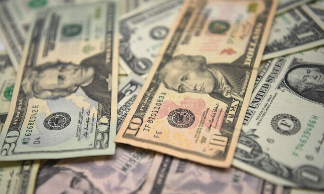 Dólar operava abaixo dos R$ 5,20, após resultado positivo do PIB. Foto: OZAN KOSE / AFP