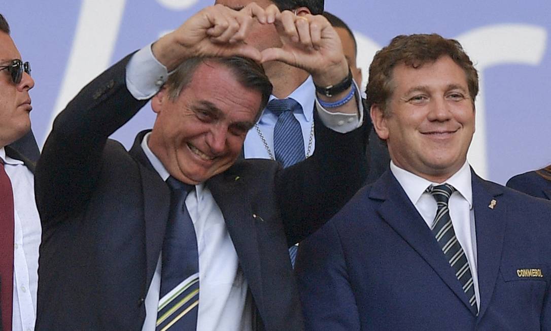 O presidente Jair Bolsonaro, ao lado do presidente da Conmebol, Alejandro Domínguez, durante a final da Copa América de 2019, no Maracanã Foto: Carl de Souza/AFP/07-09-2019