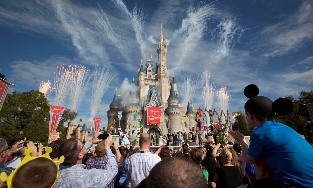 O castelo do Magic Kingdom, fotografado bem antes da pandemia do novo coronavírus: Orlando foi o destino turístico mais buscado por brasileiros no Google em maio de 2021 Foto: Scott Audette / Reuters