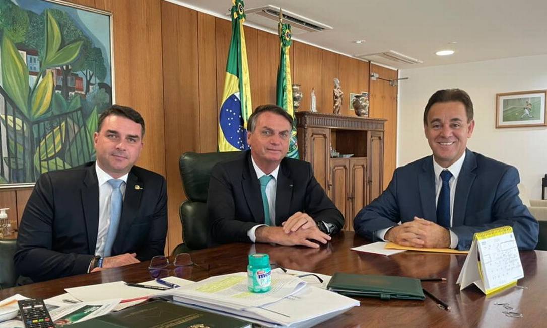 O senador Flábvio Bolsonaro, o presidente Jair Bolsonaro e o presidente do Patriota, Adilson Barroso Foto: Reprodução/Twitter