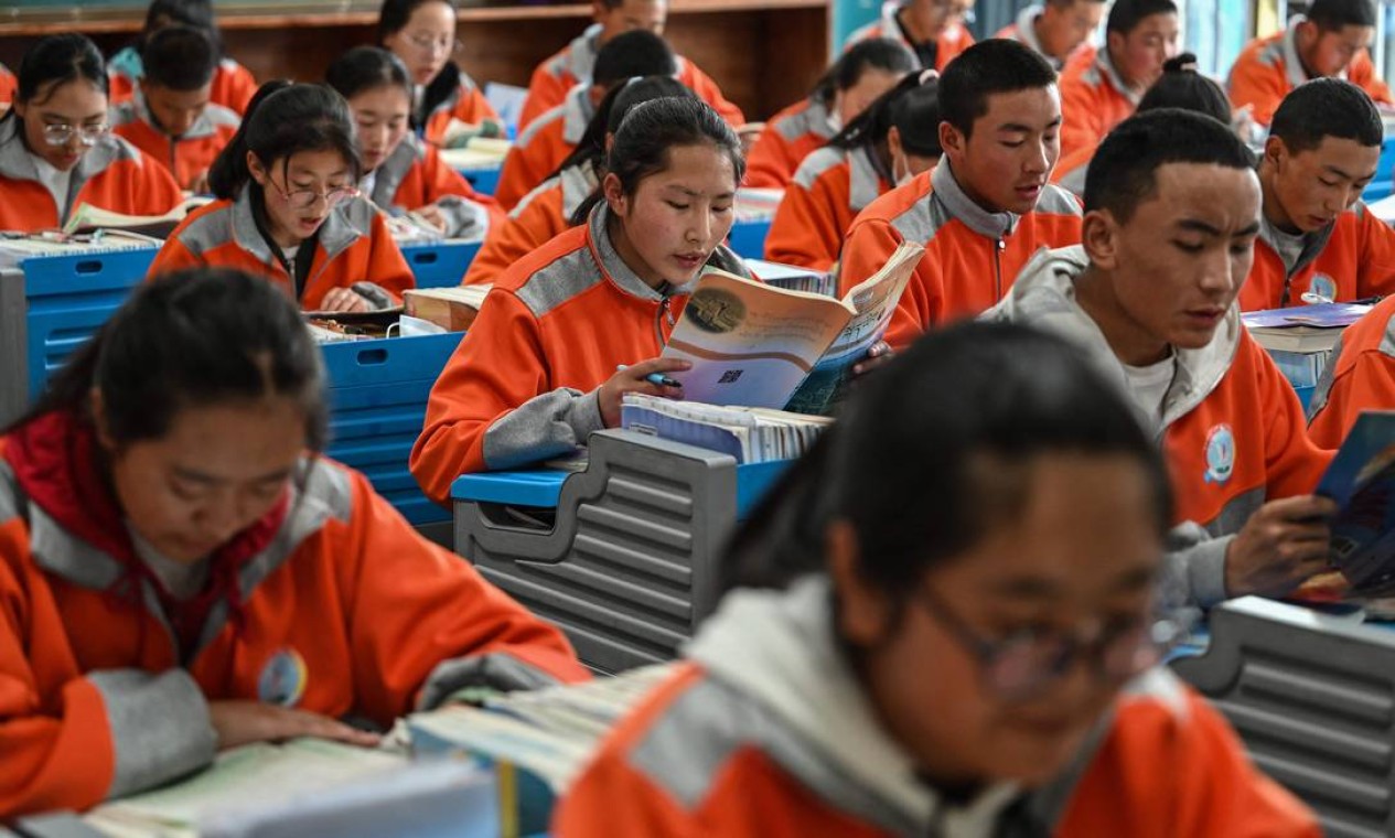 Sala de aula na segunda escola secundária de Lhasa Nagqu na capital regional Lhasa, na Região Autônoma do Tibete da China Foto: HECTOR RETAMAL / AFP