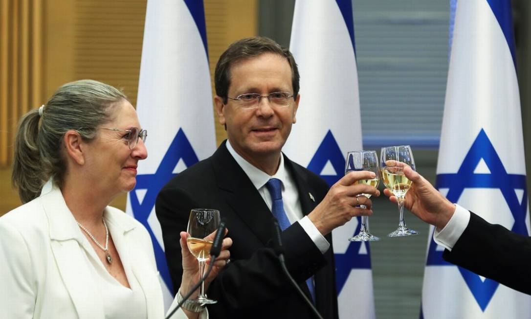 Presidente eleito de Israel, Isaac Herzog, ao lado de sua mulher, Michal, após sessão do Knesset que o elegeu Foto: RONEN ZVULUN / REUTERS