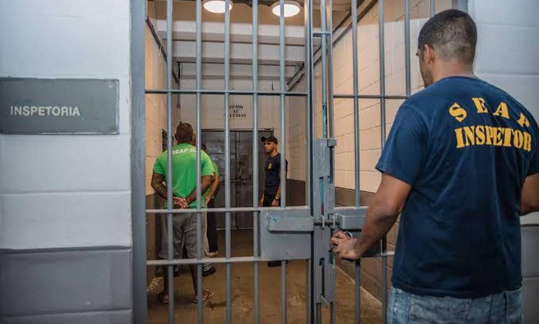 Inspetor da Seap em penitenciária no Rio Foto: Divulgação