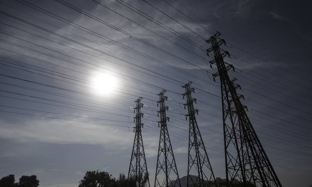 Linhas de transmissão de energia elétrica que passam ao lado do Parque de Madureira, no Rio Foto: Alexandre Cassiano / Agência O Globo