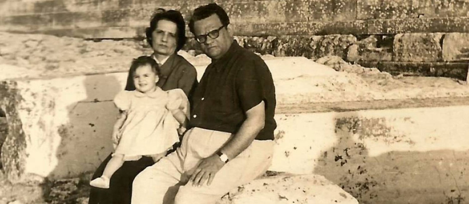 O escritor José Lins do Rego em Athenas, com sua esposa, Filomena Massa, e sua neta, Adriana (1955) Foto: Acervo Familiar / Divulgação
