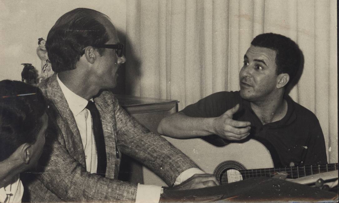 João Gilberto com Carlos Coqueijo em Salvador, em 1963 Foto: Acervo pessoal Carlos Coqueijo