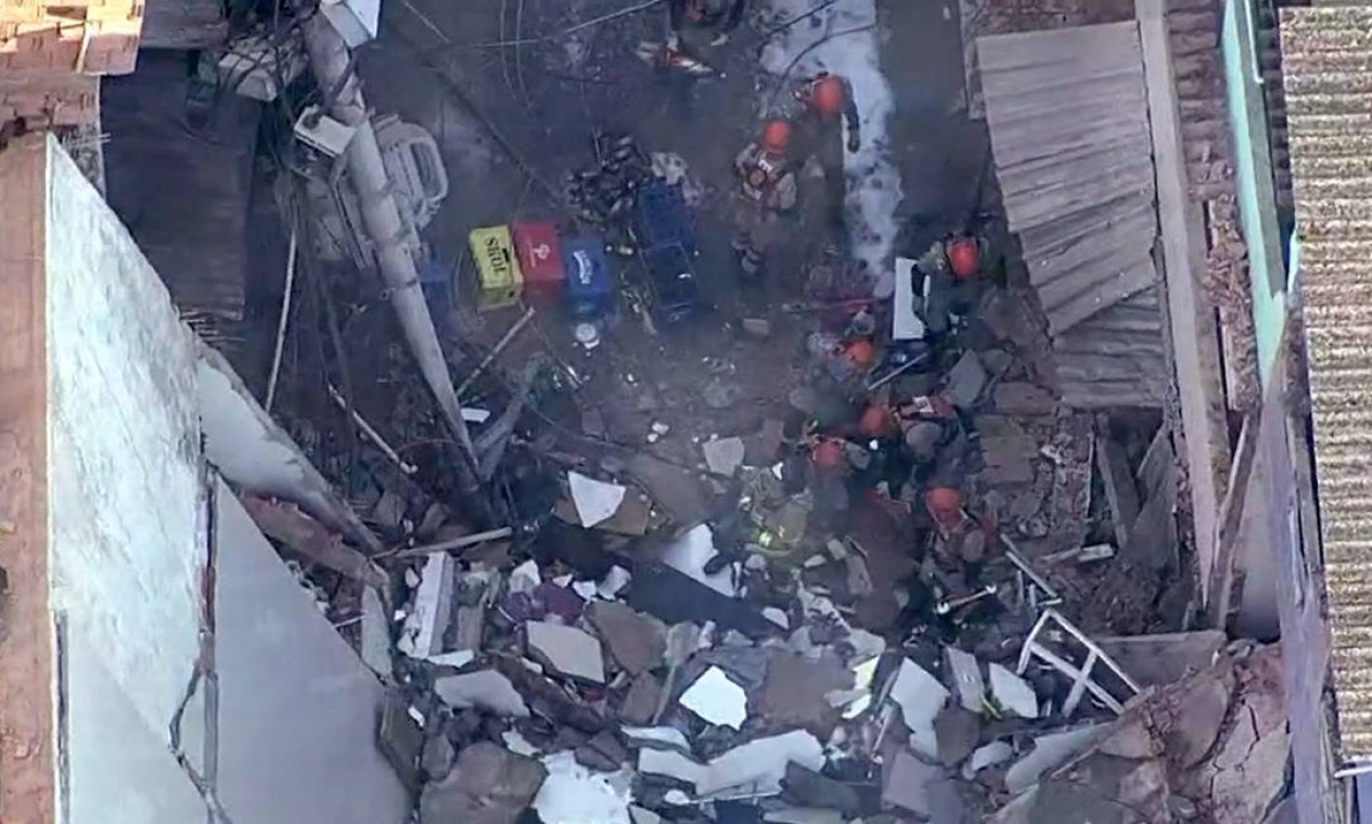 Segundo a Defesa Civil e Corpo de Bombeiros, um homem, uma mulher e uma criança estão sob os escombros Foto: Reprodução / TV Globo