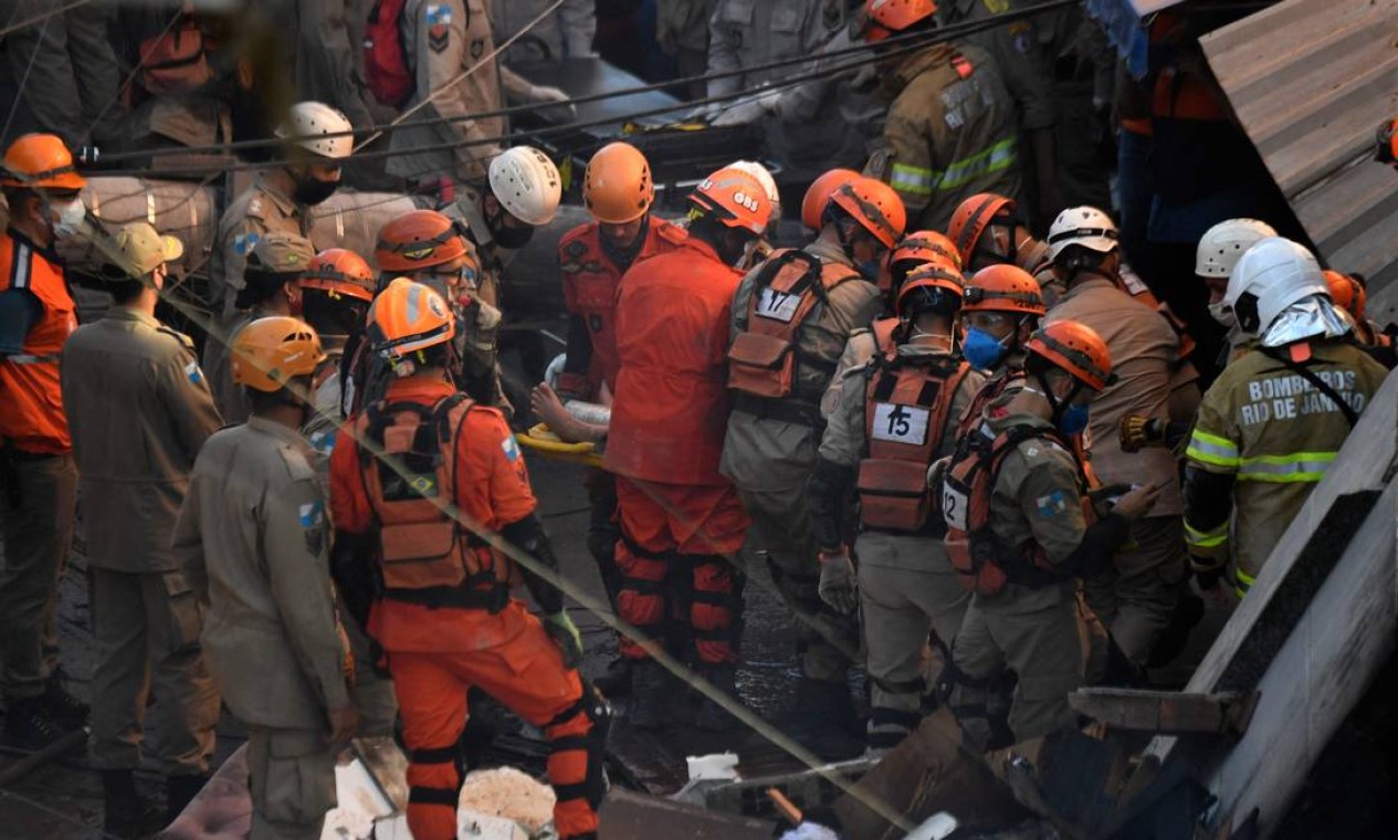 Bombeiros conseguem retirar com vida uma vítima do desabamento identificada como Kiara Abreu Foto: MAURO PIMENTEL / AFP