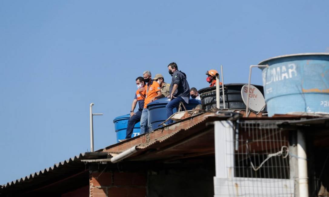 Castro e Paes sobem em laje para acompanhar trabalho de resgate dos bombeiros Foto: Márcia Foletto / Agência O Globo