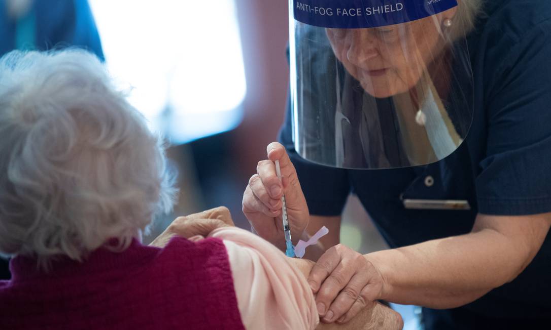 Profissional de saúde vacina mulher idosa contra Covid-19 em Estocolmo, Suécia Foto: Fredrik Sandberg / via REUTERS/02-03-2021