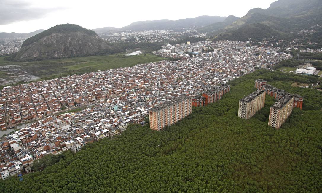 Imagem aérea registrada em julho de 2015 mostra a comunidade de Rio das Pedras Foto: Fábio Rossi / Agência O Globo