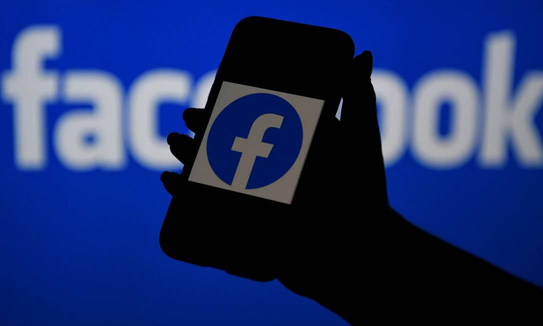 Telefone mostra logo do Facebook durante evento em Arlington, no estado americano da Virginia Foto: OLIVIER DOULIERY / AFP/4-6-21