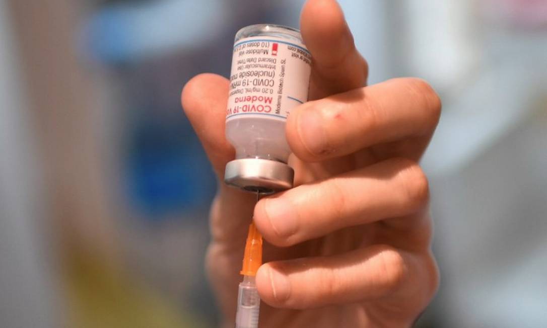 Farmacêutico prepara dose da vacina da Moderna para ser aplicada em uma farmácia em Paris Foto: STEPHANE DE SAKUTIN / AFP