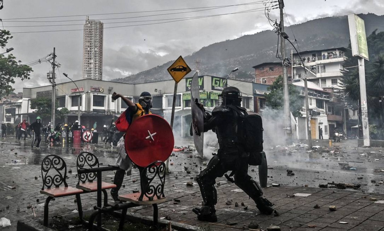 Manifestante entra em confronto com um policial de choque durante um novo protesto contra o governo do presidente colombiano Iván Duque, em Medellín, Colômbia Foto: JOAQUIN SARMIENTO / AFP