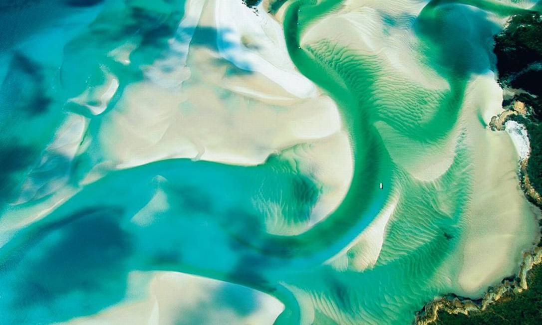 Os bancos de areia no litoral da ilha de Whitsunday, na Austrália, integram o parque marinho da Grande Barreira de Corais, área elogiada pela ONU: houve aumento de preservação no mar Foto: Divulgação/Yann Arthus-Bertrand