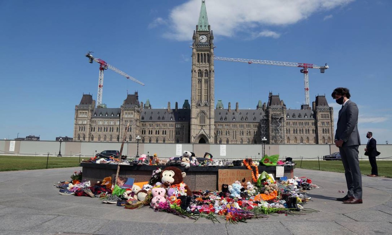 O primeiro-ministro canadense, Justin Trudeau, visita o memorial improvisado erguido na Colina do Parlamento em homenagem aos 215 restos mortais de crianças indígenas encontrados em um internato na Colúmbia Britânica Foto: DAVE CHAN / AFP