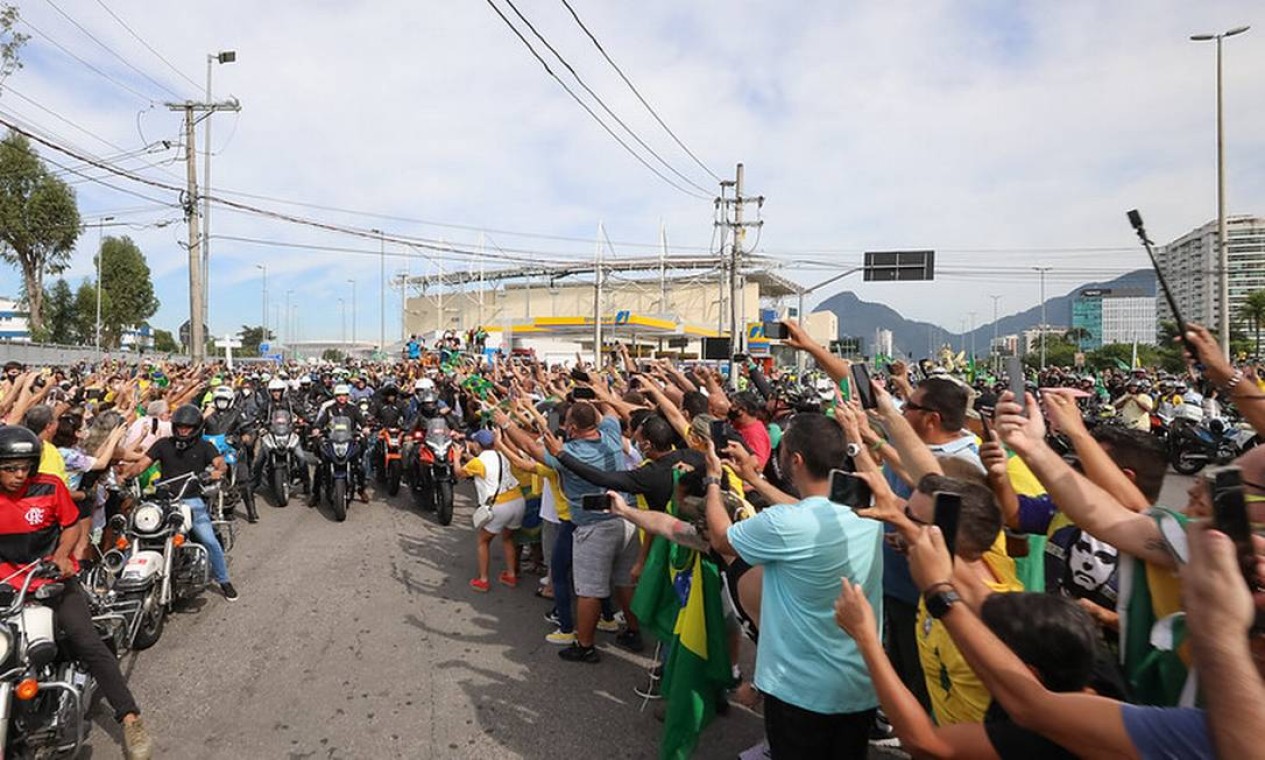 Aglomeração durante passeio de moto promovido por Bolsonaro e com participação do ex-ministro Pazuello Foto: Clauber Cleber Caetano/PR