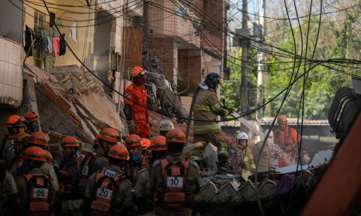 Equipe dos Bombeiros trabalha no resgate de vítimas do desabamento de um prédio em Rio das Pedras, Zona Oeste do Rio de Janeiro Foto: Brenno Carvalho / Agência O Globo