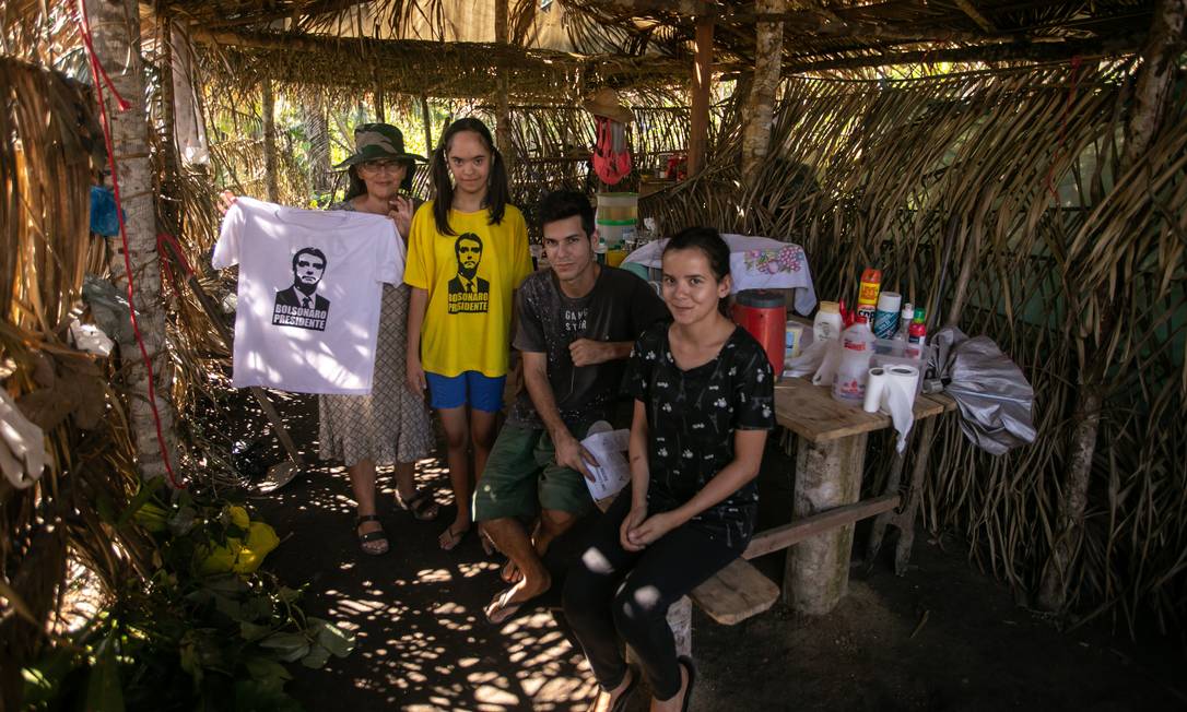 Família Bolsonarista que reside em assentamento no meio da floresta nacional. Localidade ilustra força da grilagem de terras sob o governo de Jair Bolsonaro Foto: Brenno Carvalho / Agência O Globo