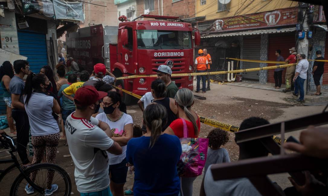 Moradores de Rio das Pedras acompanham a retirada dos escombros de prédio um dia após desabamento Foto: Brenno Carvalho / Agência O Globo