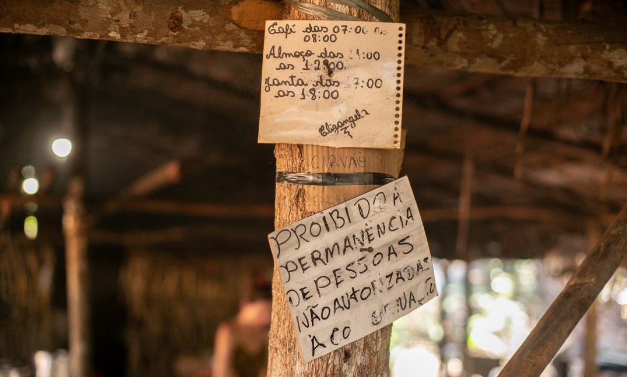 Avisos de horário para refeições e da proibição de pessoas não autorizadas no local Foto: Brenno Carvalho / Agência O Globo