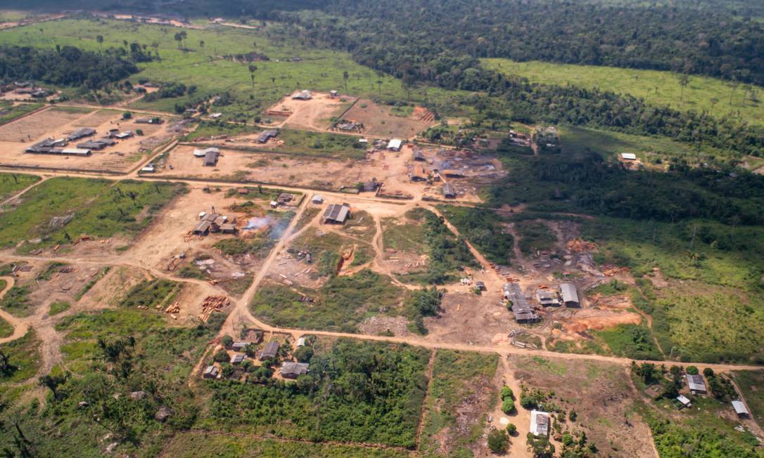 Santo Antônio do Matupi: no distrito, silêncio da noite é rompido por caminhões carregados de toras em direção a madeireiras que estão proibidas de operar Foto: Brenno Carvalho / Agência O Globo