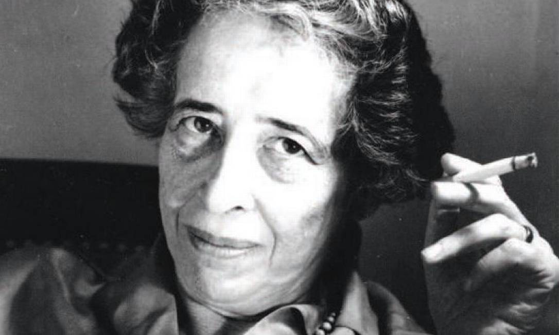 A pensadora política Hannah Arendt. Segundo sua biógrafa, Ann Heberlein, ela reagia aos problemas filosofando e usava o pensamento para controlar as emoções Foto: Divulgação