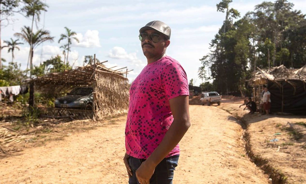 Cristiano Dias, 31, chefe do assentamento em crescimento. Foto: Fotografia: Brenno Carvalho / Agência O Globo.