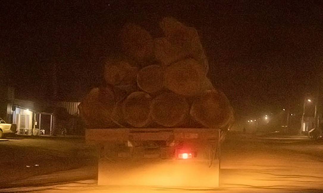 Caminhões transportam madeira na parte da noite. Foto: Brenno Carvalho / Agência O Globo.