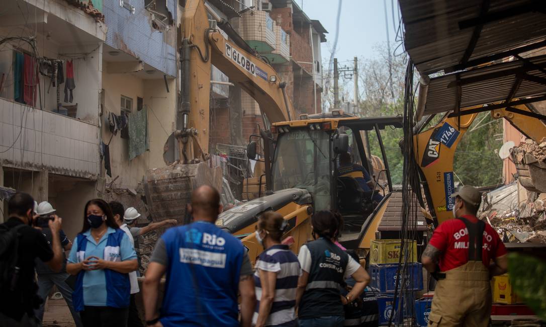 Agentes nos escombros um dia após tragédia em Rio das Pedras Foto: Brenno Carvalho