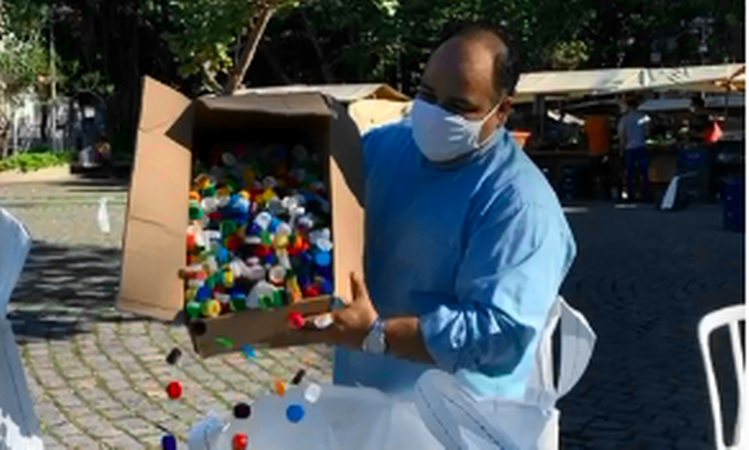 Padre Omar deposita tampinhas de garrafas pet em um dos 90 ecopontos no 'Dia da geral' Foto: Divulgação