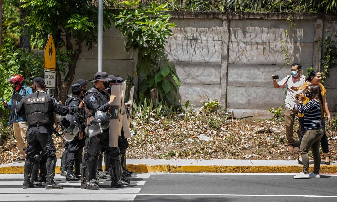 Polícia faz cordão de isolamento do lado de fora da casa de Cristiana Chamorro, líder da oposição e desde quarta-feira em prisão domiciliar Foto: INTI OCON / AFP