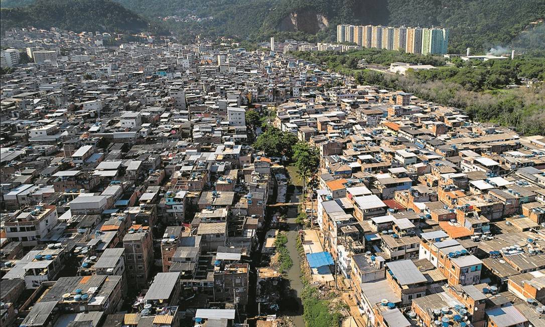 Tragédia anunciada. A favela de Rio das Pedras, onde prédio ruiu na quinta-feira: a preocupação é que construções ilegais continuem a avançar como na Muzema, que registrou 24 mortes em 2019 Foto: Brenno Carvalho / Agência O Globo
