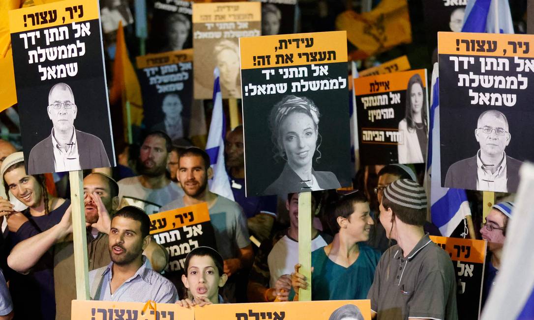 Apoiadores de direita do primeiro-ministro Benjamin Netanyahu se reúnem durante manifestação contra coalizão de governo, em Tel Aviv Foto: JACK GUEZ / AFP/03-06-2021